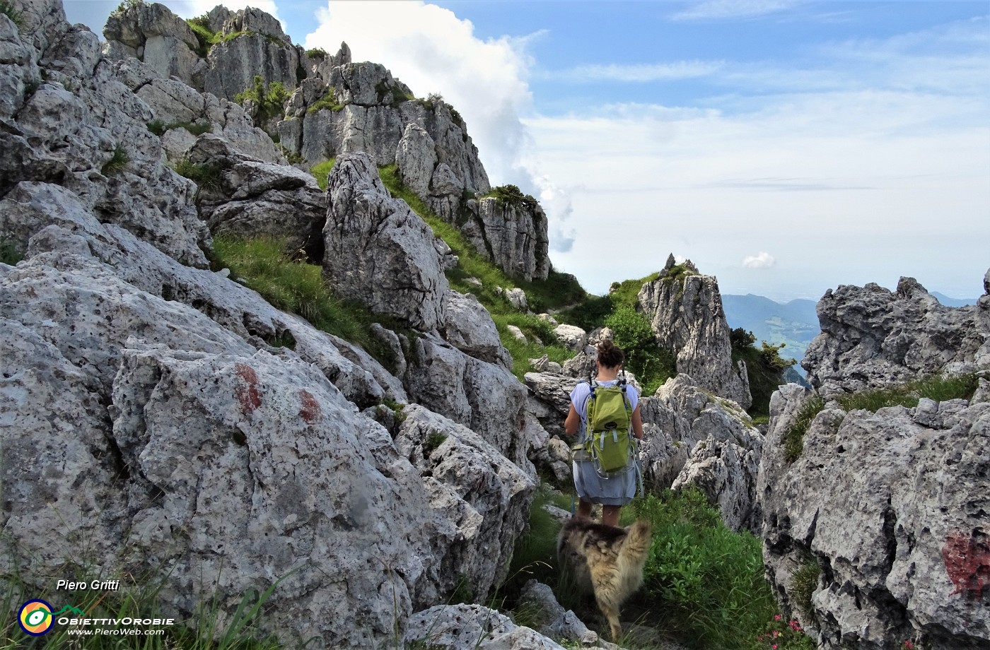 42 Il sentiero continua in saliscendi tra le rocce calcaree d'Alben.JPG